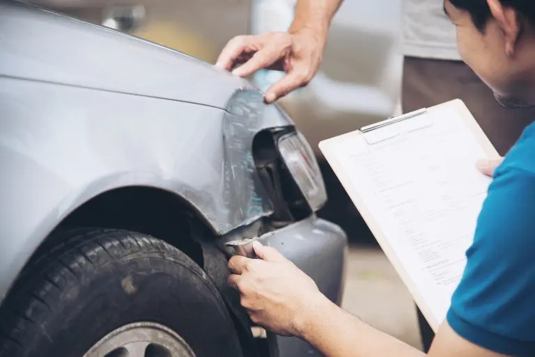 insurance-agent-working-site-car